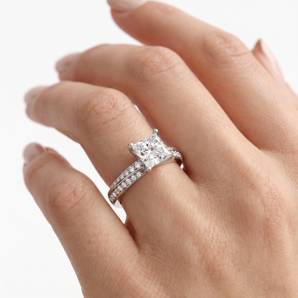 _lifestyle_image@SKU:R1114-NADP0100000PL #metal_platinum+origin_lab-grown+quality_ef-vs2+
