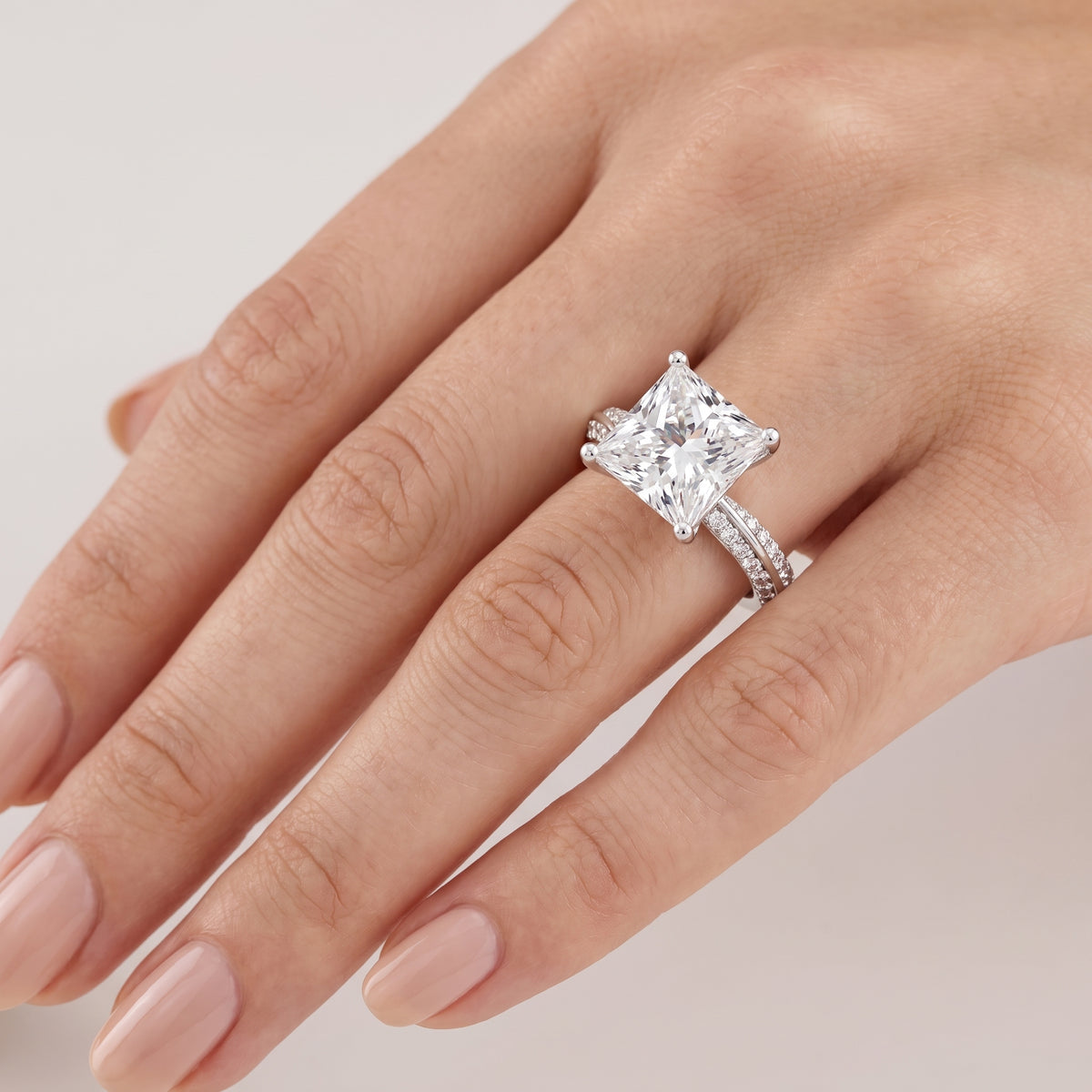 _lifestyle_image@SKU:R1114-NADP03000004W #metal_14k-white-gold+origin_lab-grown+quality_ef-vs2+