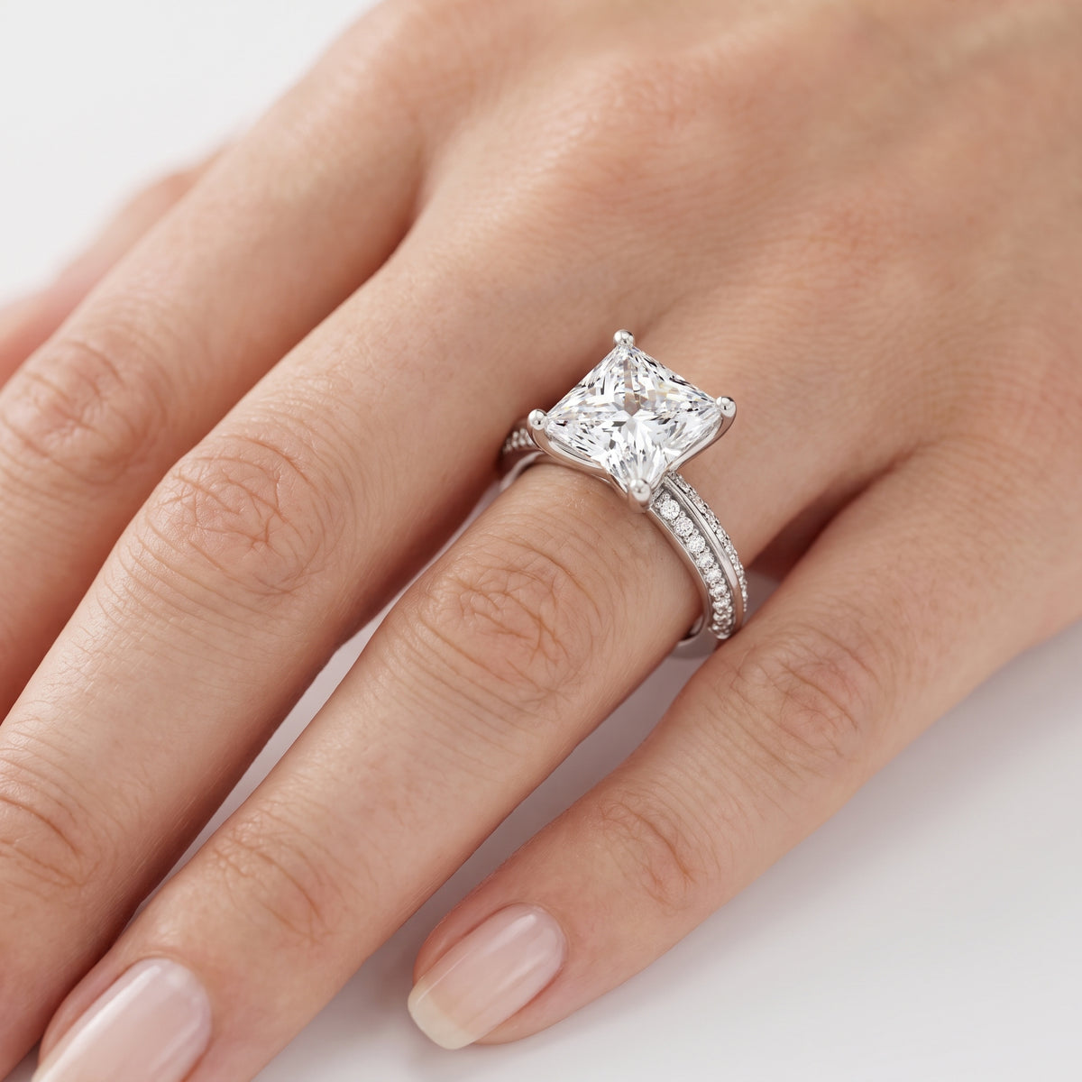 _lifestyle_image@SKU:R1114-NADP0300000PL #metal_platinum+origin_lab-grown+quality_ef-vs2+