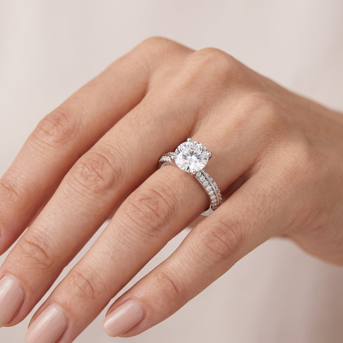 _lifestyle_image@SKU:R1114-NADR0200000PL #metal_platinum+origin_lab-grown+quality_ef-vs2+