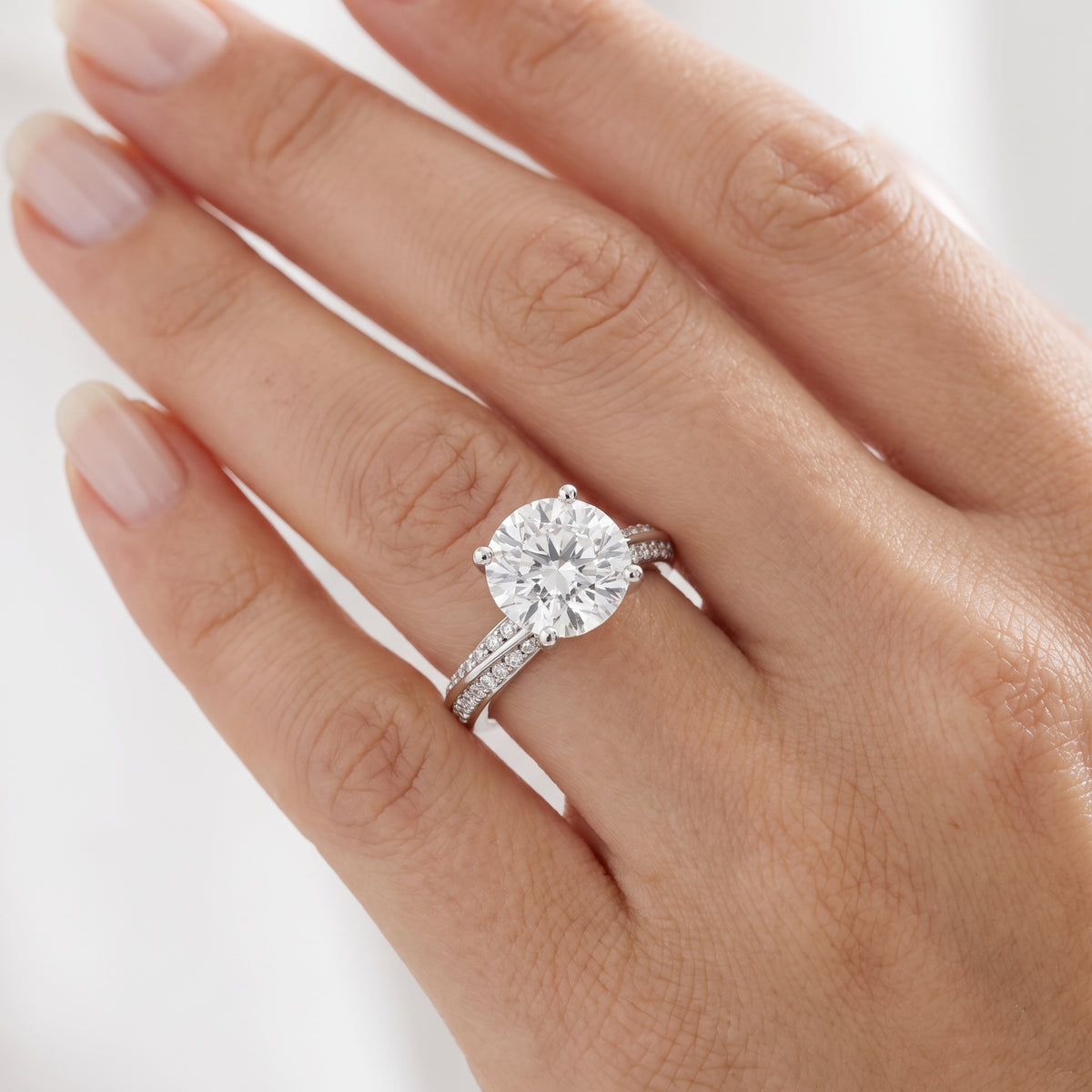 _lifestyle_image@SKU:R1114-NADR03000004W #metal_14k-white-gold+origin_lab-grown+quality_ef-vs2+