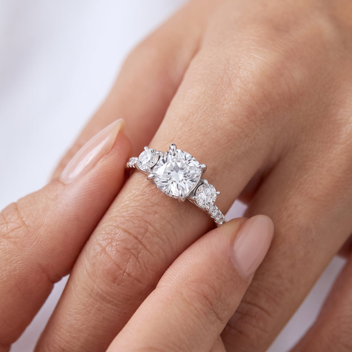 _lifestyle_image@SKU:R1115-LADC01000004W #metal_10k-white-gold+origin_lab-grown+quality_g-si