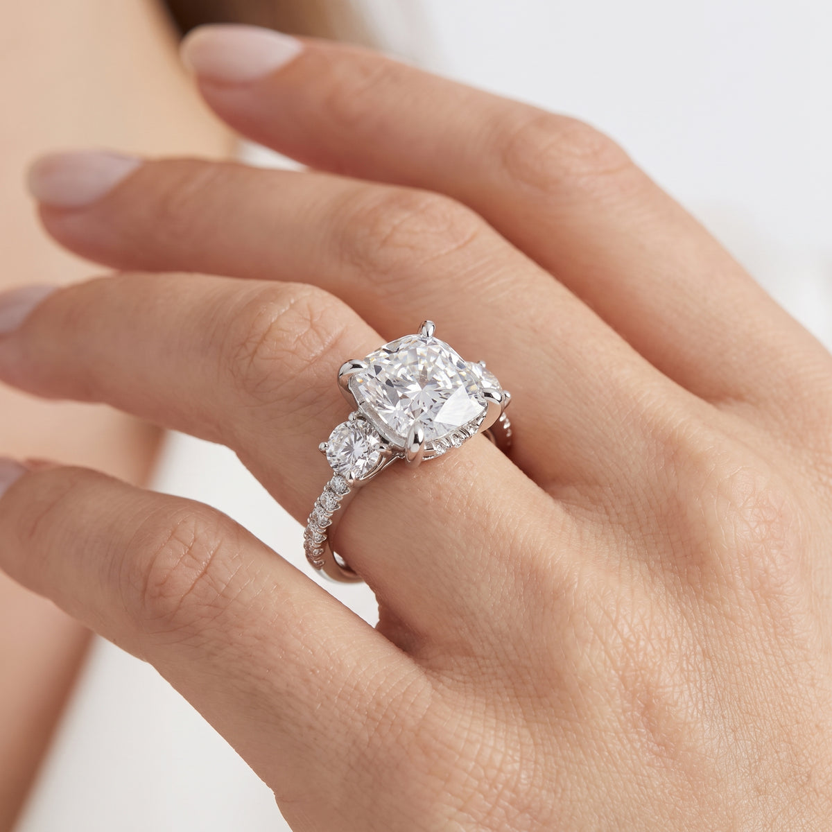 _lifestyle_image@SKU:R1115-LADC03000004W #metal_10k-white-gold+origin_lab-grown+quality_g-si