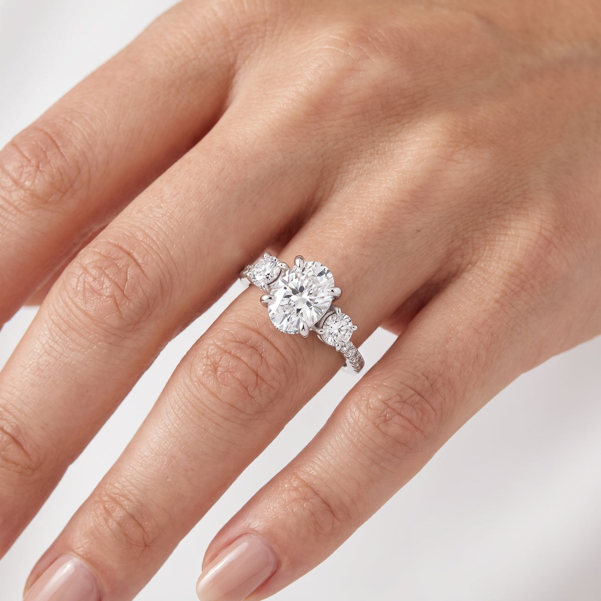 _lifestyle_image@SKU:R1115-LADO01000004W #metal_10k-white-gold+origin_lab-grown+quality_g-si