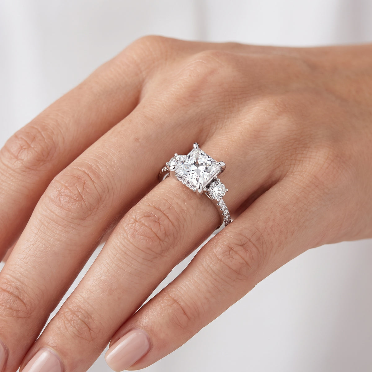 _lifestyle_image@SKU:R1115-LADP02000004W #metal_10k-white-gold+origin_lab-grown+quality_g-si