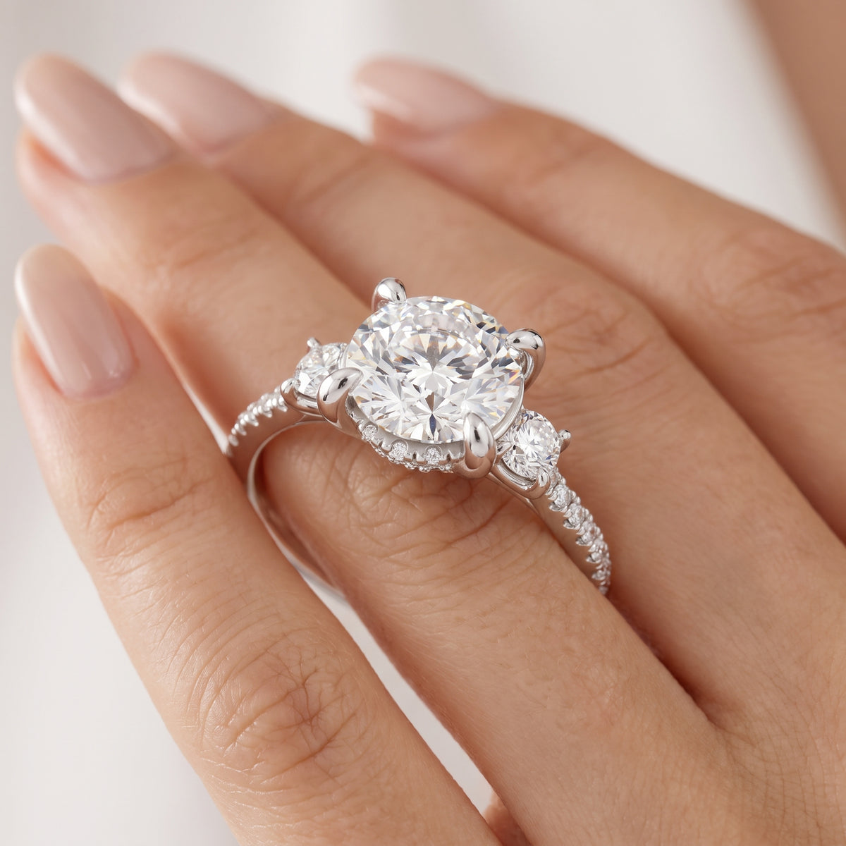 _lifestyle_image@SKU:R1115-LADR03000004W #metal_10k-white-gold+origin_lab-grown+quality_g-si