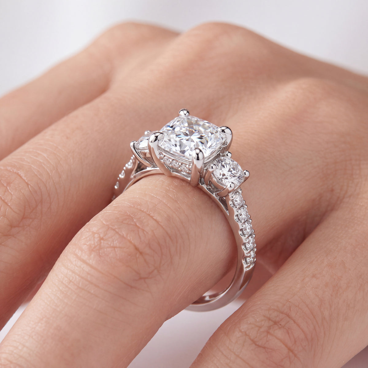 _lifestyle_image@SKU:R1115-NADC01000004W #metal_14k-white-gold+origin_lab-grown+quality_ef-vs2+