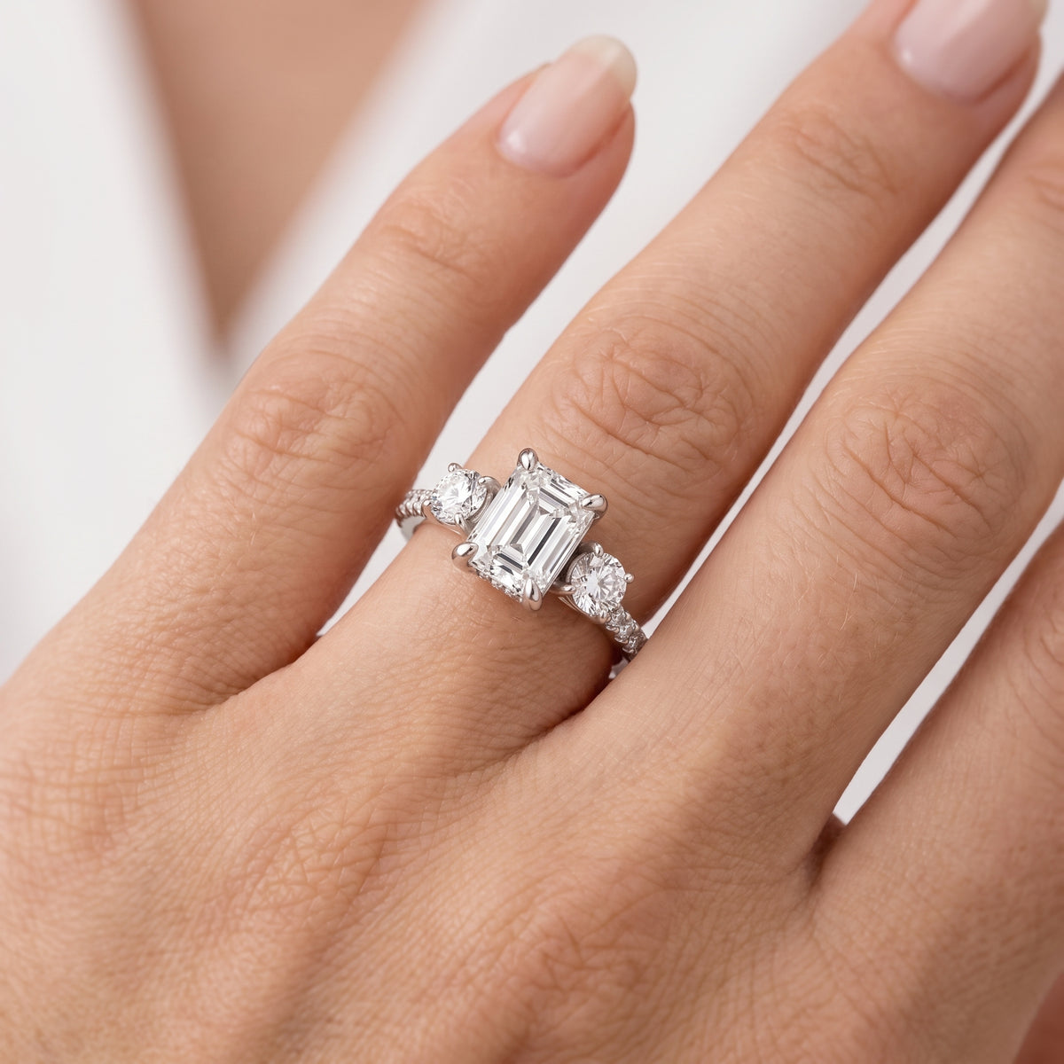 _lifestyle_image@SKU:R1115-NADE01000004W #metal_14k-white-gold+origin_lab-grown+quality_ef-vs2+