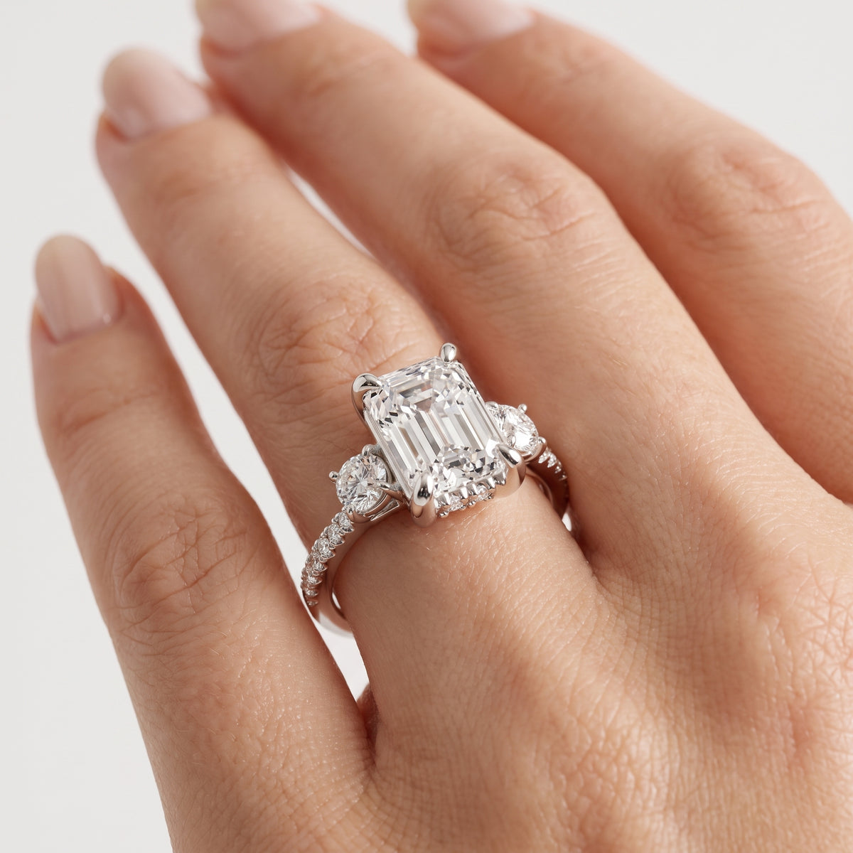 _lifestyle_image@SKU:R1115-NADE02000004W #metal_14k-white-gold+origin_lab-grown+quality_ef-vs2+