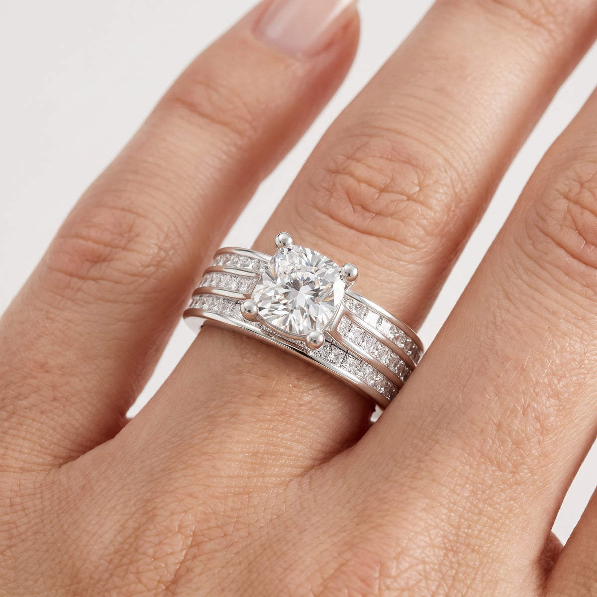 _lifestyle_image@SKU:R1195-LADC01000004W #metal_10k-white-gold+origin_lab-grown+quality_g-si