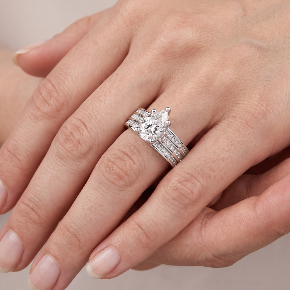 _lifestyle_image@SKU:R1195-LADD01000004W #metal_10k-white-gold+origin_lab-grown+quality_g-si
