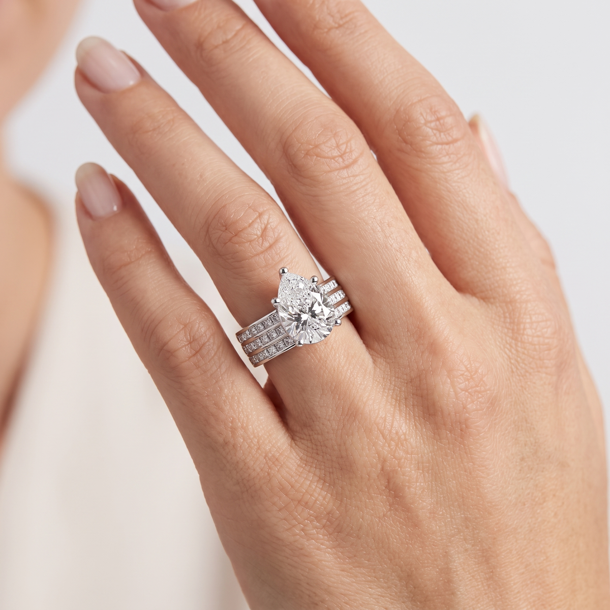 _lifestyle_image@SKU:R1195-LADD03000004W #metal_10k-white-gold+origin_lab-grown+quality_g-si