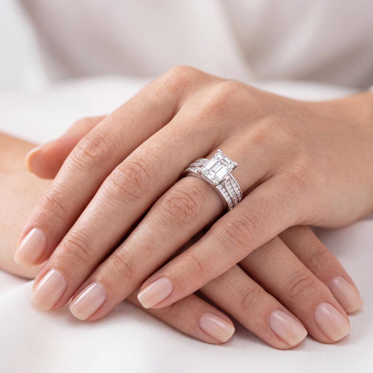 _lifestyle_image@SKU:R1195-LADE02000004W #metal_10k-white-gold+origin_lab-grown+quality_g-si