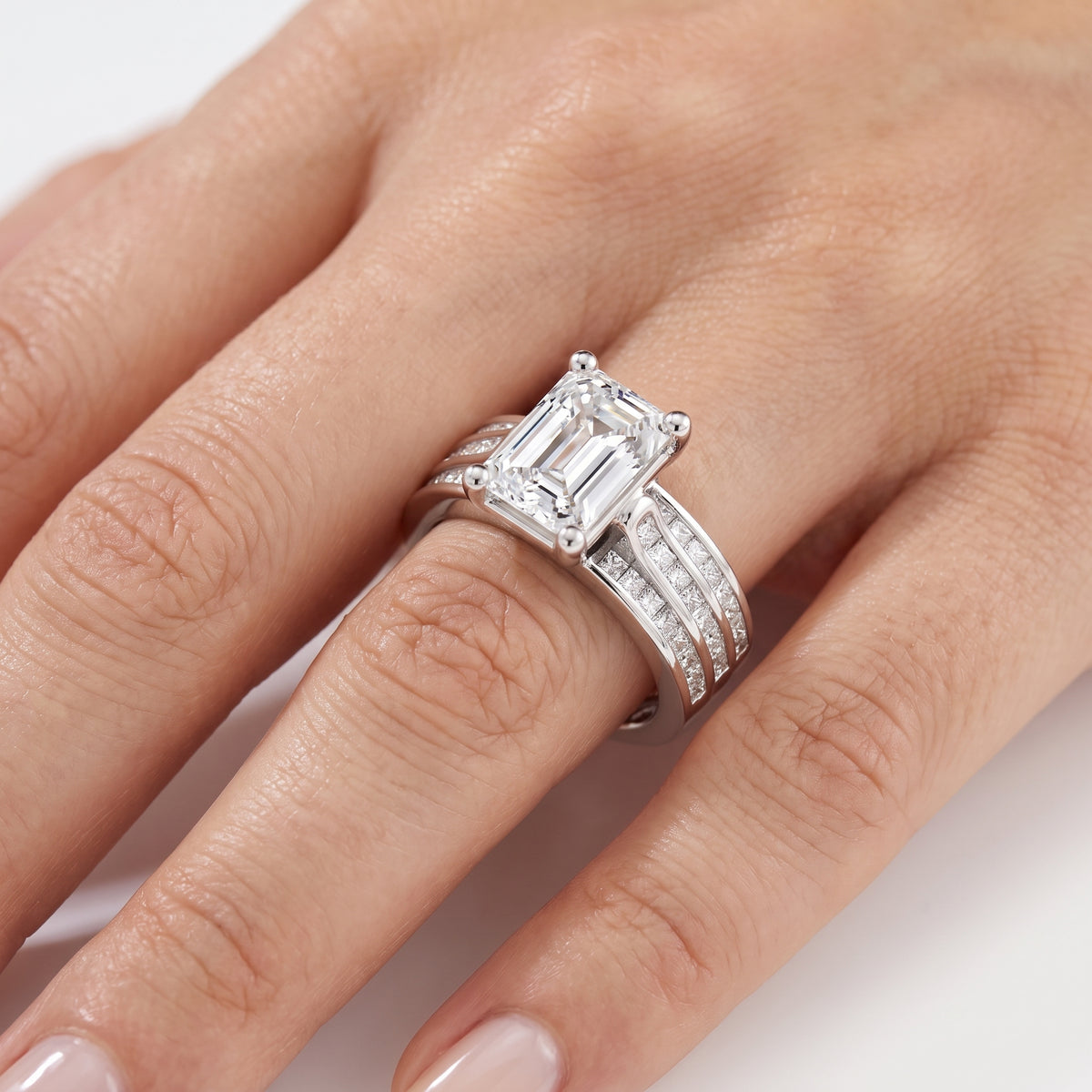 _lifestyle_image@SKU:R1195-LADE03000004W #metal_10k-white-gold+origin_lab-grown+quality_g-si