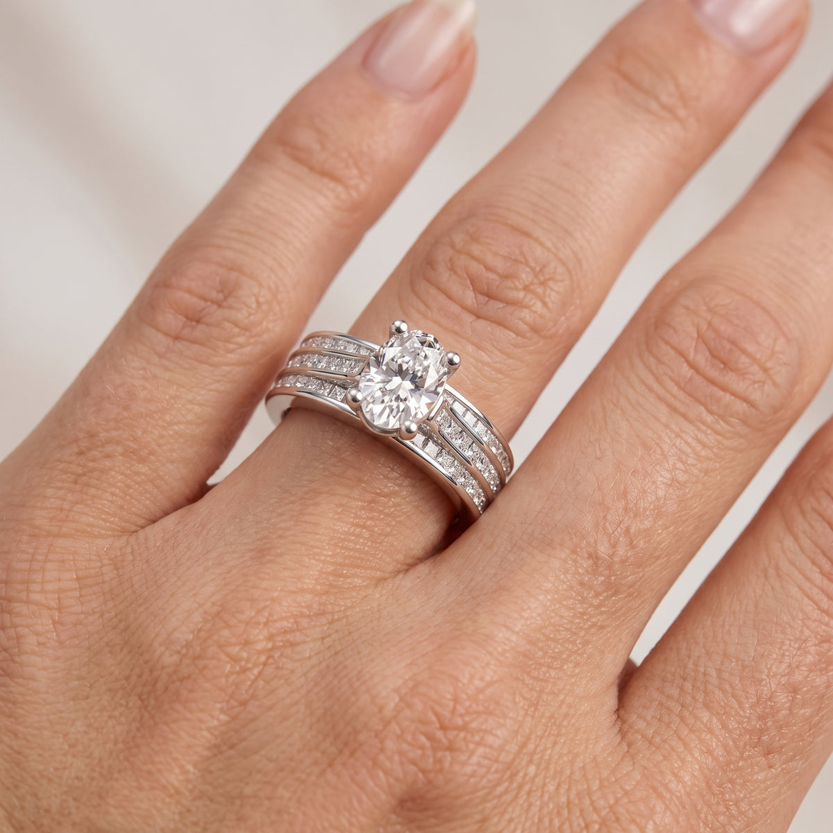 _lifestyle_image@SKU:R1195-LADO01000004W #metal_10k-white-gold+origin_lab-grown+quality_g-si