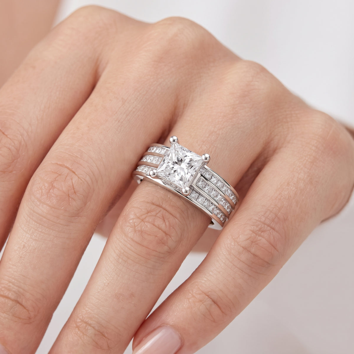 _lifestyle_image@SKU:R1195-LADP01000004W #metal_10k-white-gold+origin_lab-grown+quality_g-si