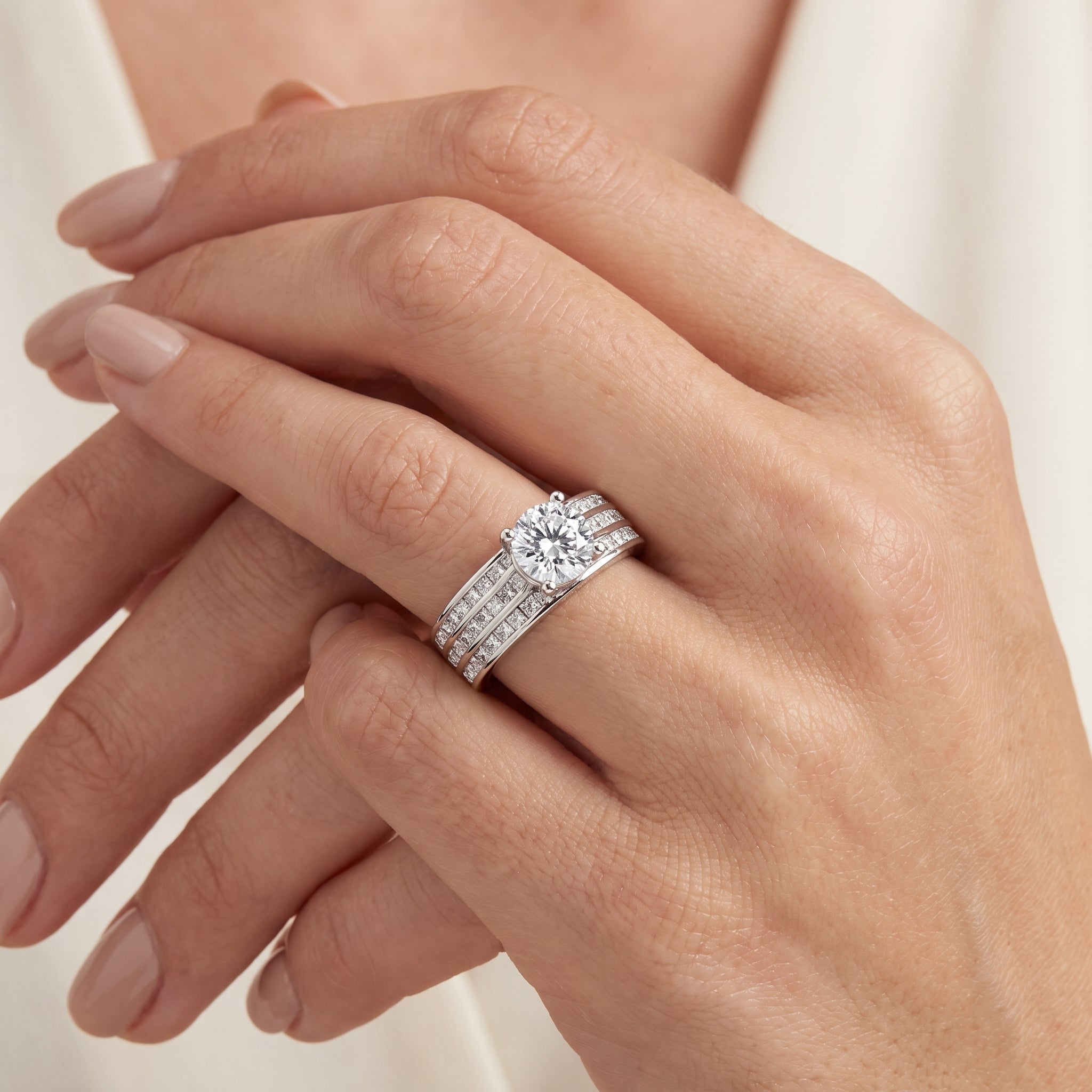_lifestyle_image@SKU:R1195-LADR01000004W #metal_10k-white-gold+origin_lab-grown+quality_g-si