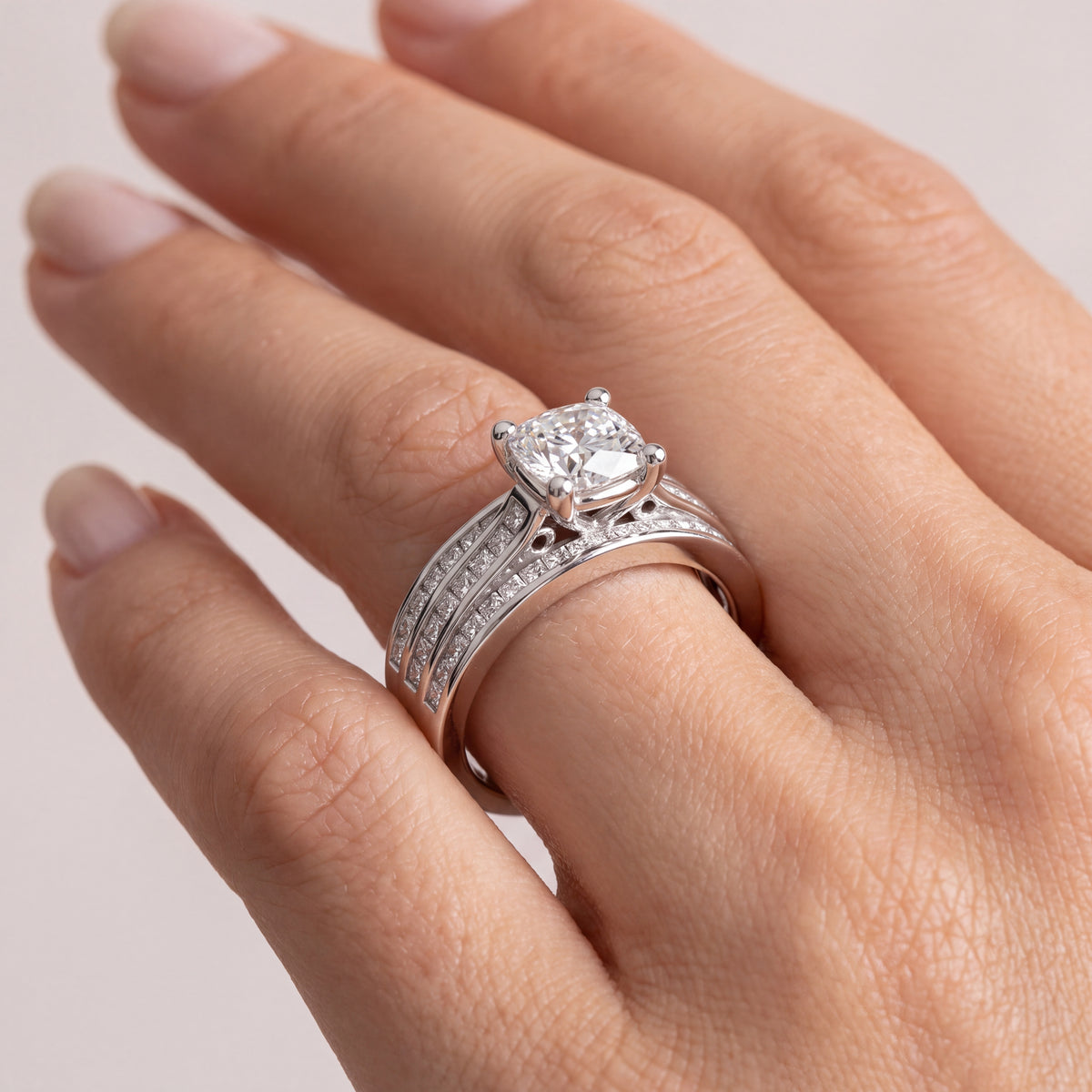 _lifestyle_image@SKU:R1195-NADC01000004W #metal_14k-white-gold+origin_lab-grown+quality_ef-vs2+