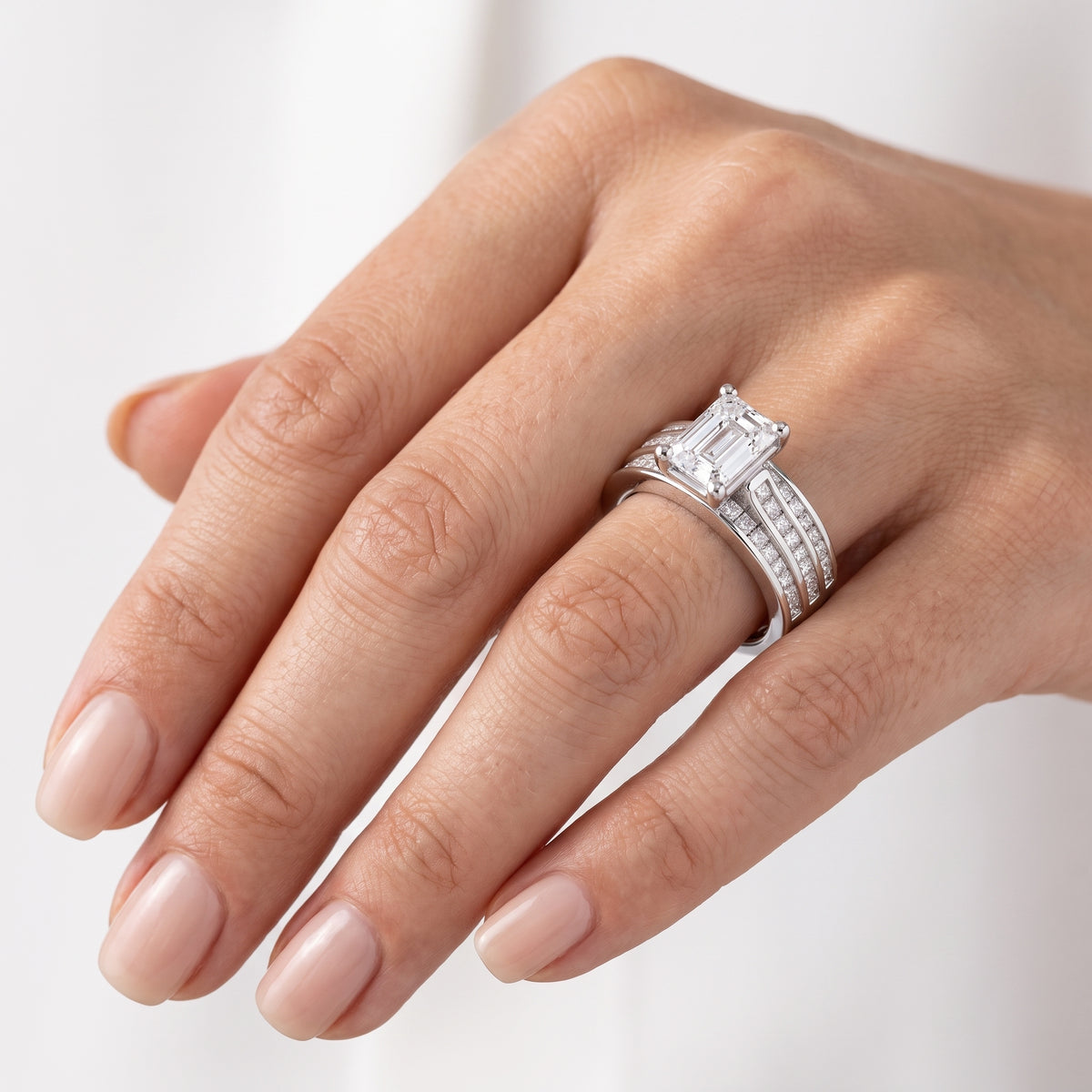 _lifestyle_image@SKU:R1195-NADE0100000PL #metal_platinum+origin_lab-grown+quality_ef-vs2+