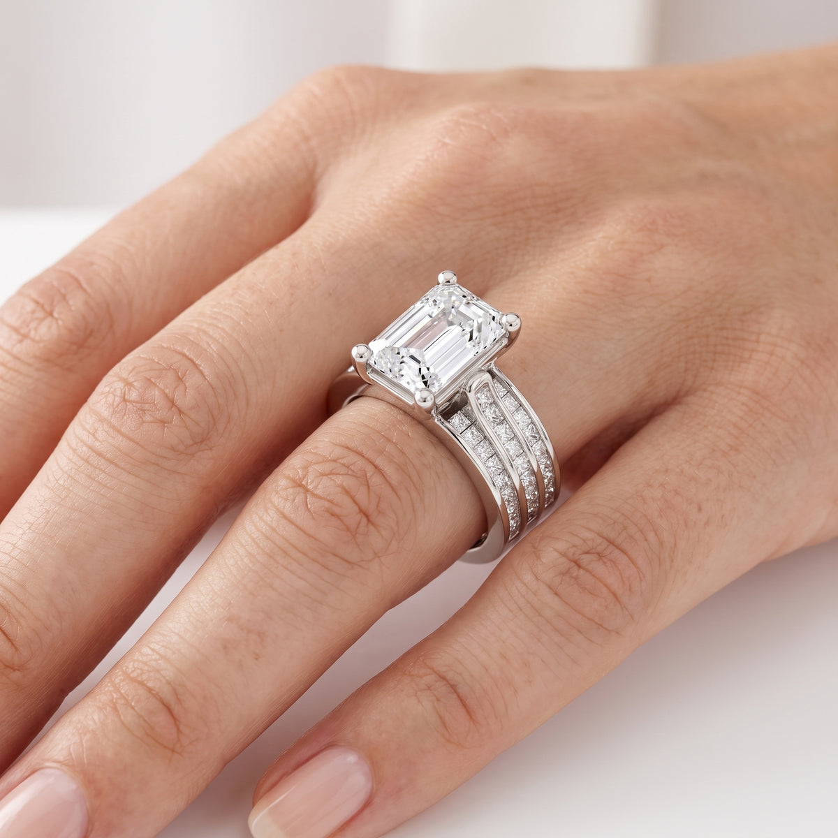_lifestyle_image@SKU:R1195-NADE0300000PL #metal_platinum+origin_lab-grown+quality_ef-vs2+