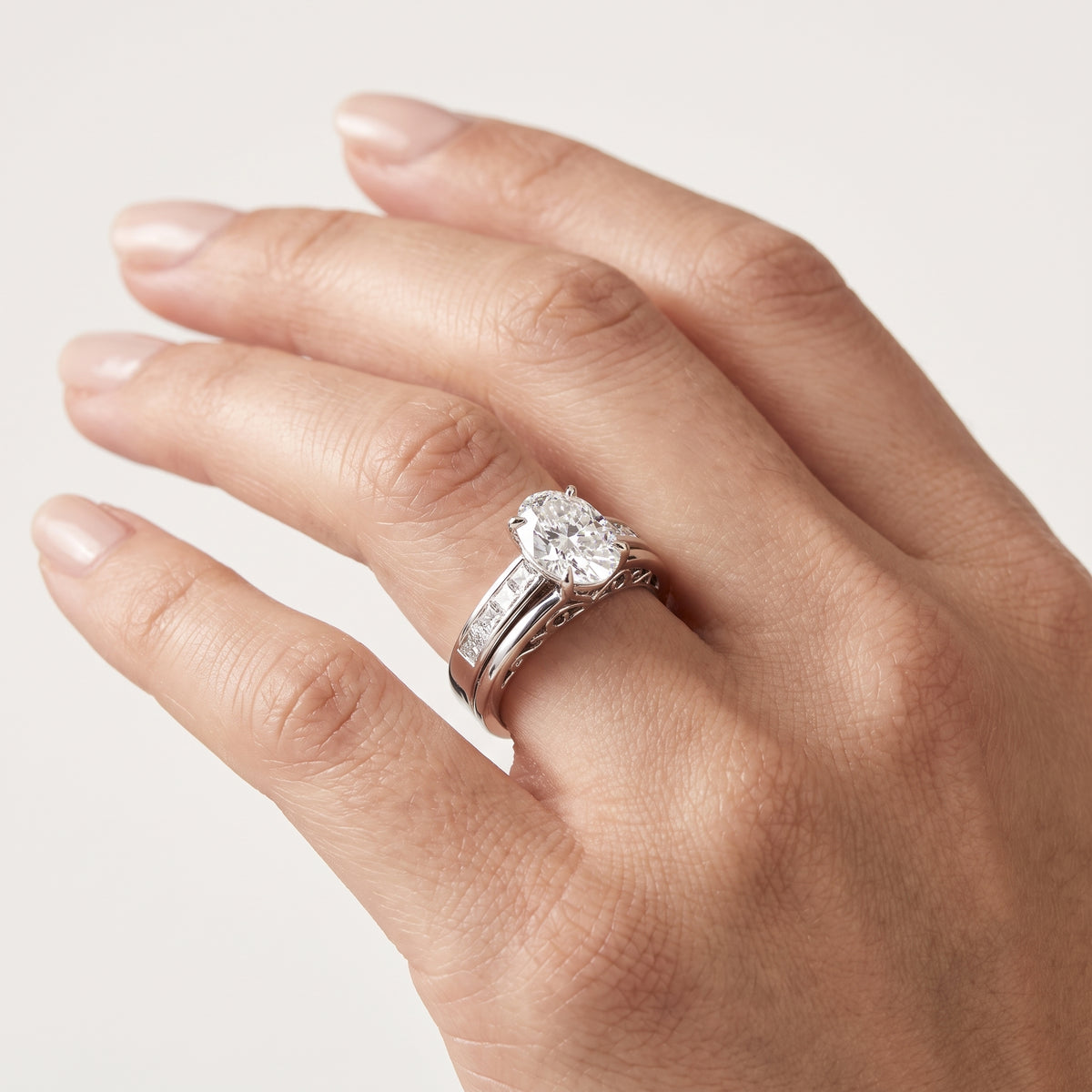 _lifestyle_image@SKU:R1195-NADO01000004W #metal_14k-white-gold+origin_lab-grown+quality_ef-vs2+