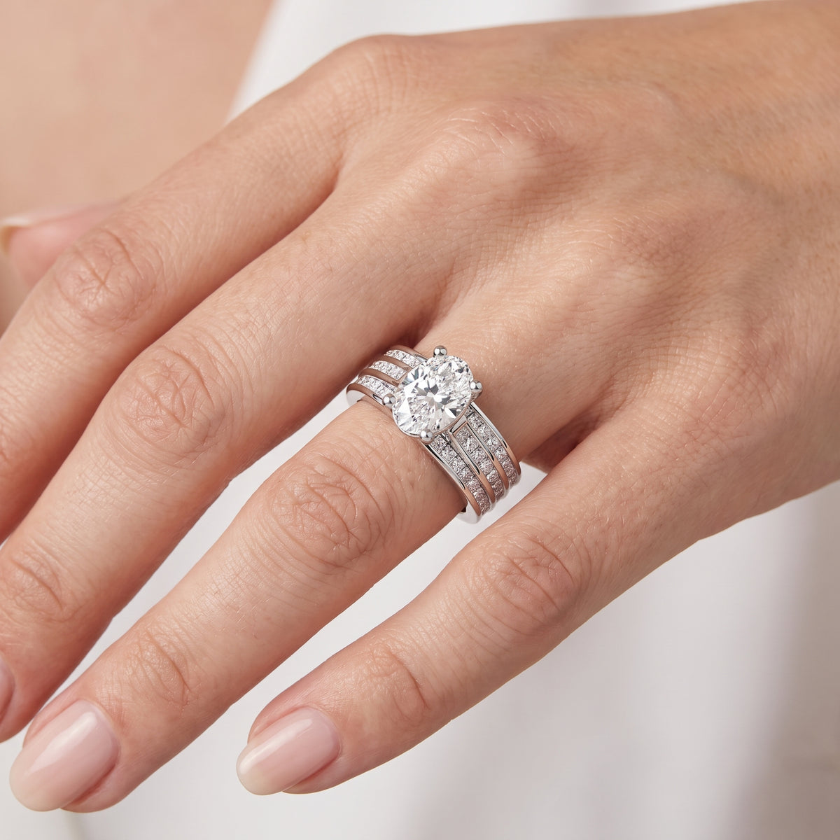 _lifestyle_image@SKU:R1195-NADO0100000PL #metal_platinum+origin_lab-grown+quality_ef-vs2+