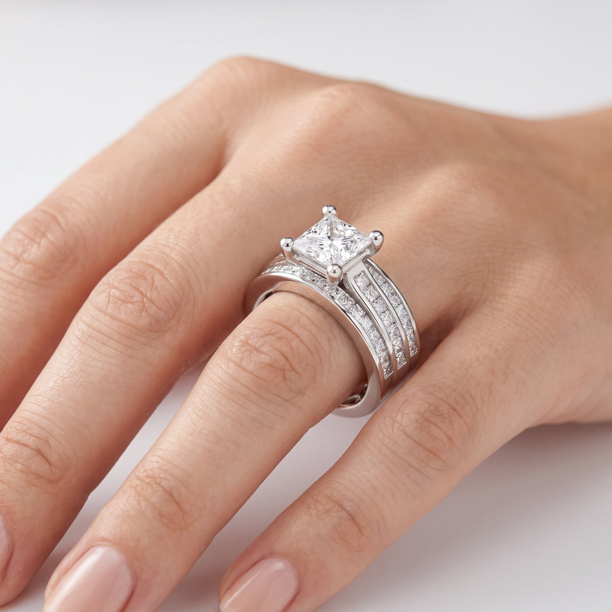 _lifestyle_image@SKU:R1195-NADP0100000PL #metal_platinum+origin_lab-grown+quality_ef-vs2+