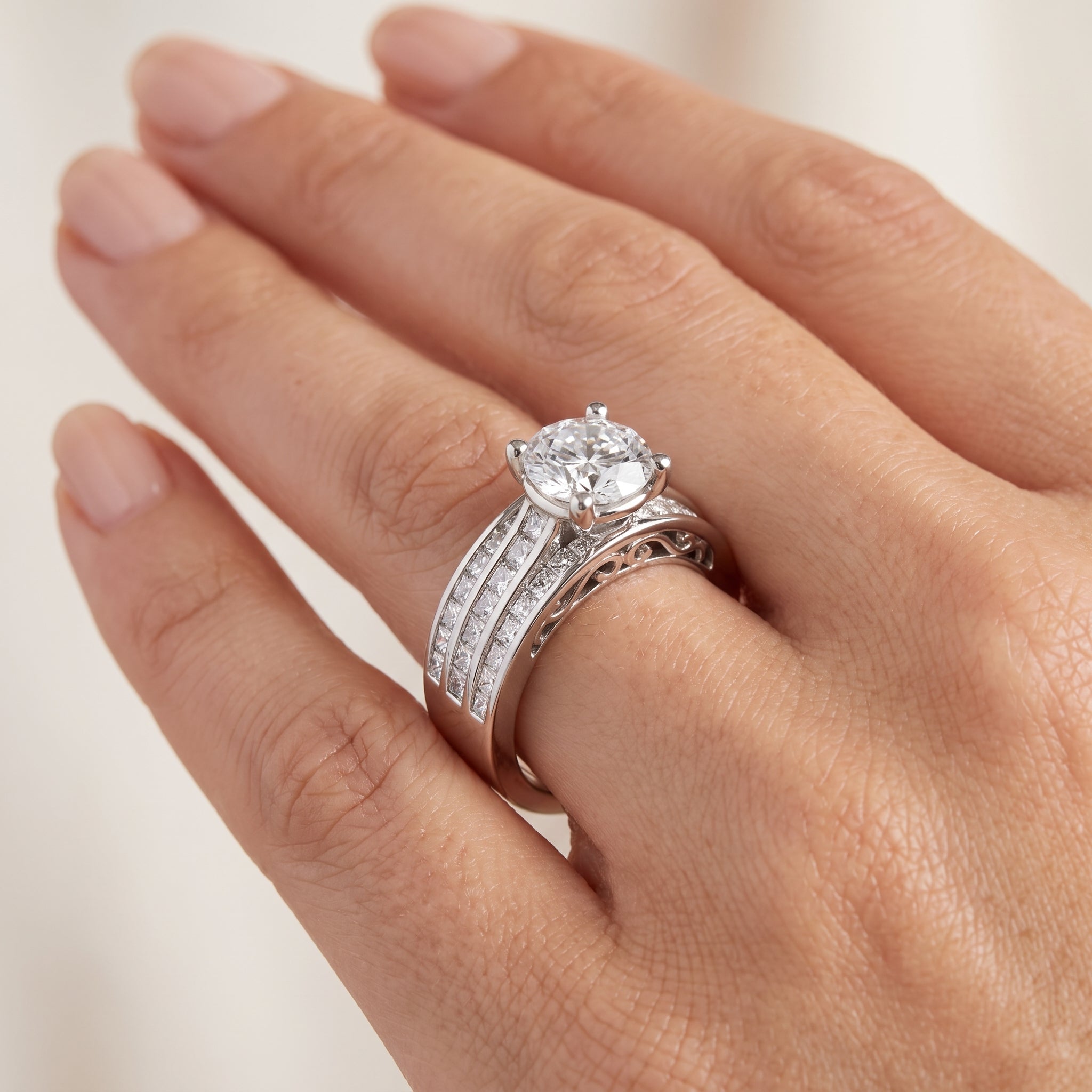 _lifestyle_image@SKU:R1195-NADR0100000PL #metal_platinum+origin_lab-grown+quality_ef-vs2+