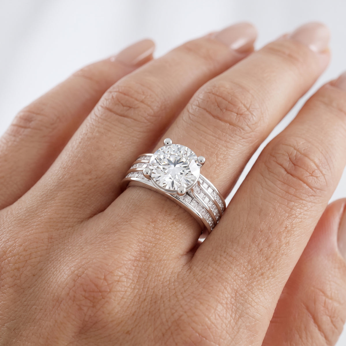 _lifestyle_image@SKU:R1195-NADR03000004W #metal_14k-white-gold+origin_lab-grown+quality_ef-vs2+