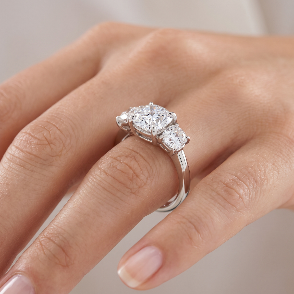 _lifestyle_image@SKU:R1240-LADC02000004W #metal_10k-white-gold+origin_lab-grown+quality_g-si