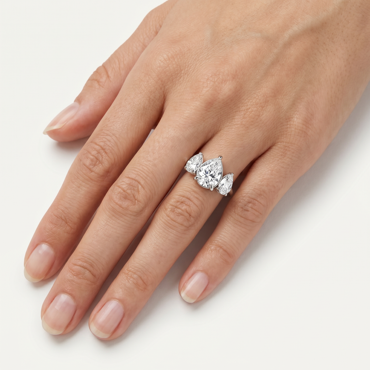 _lifestyle_image@SKU:R1240-LADD02000004W #metal_10k-white-gold+origin_lab-grown+quality_g-si