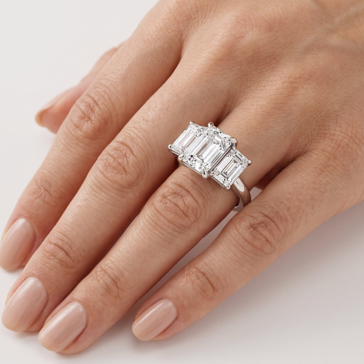 _lifestyle_image@SKU:R1240-LADE02000004W #metal_10k-white-gold+origin_lab-grown+quality_g-si