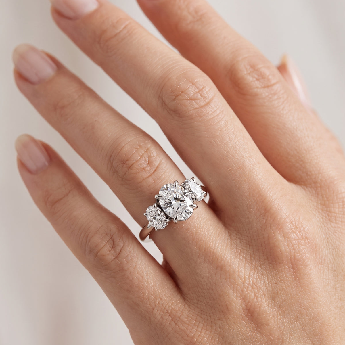 _lifestyle_image@SKU:R1240-LADO01000004W #metal_10k-white-gold+origin_lab-grown+quality_g-si