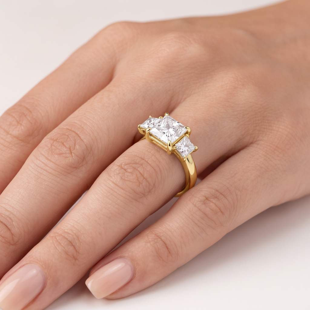 _lifestyle_image@SKU:R1240-LADP02000004Y #metal_10k-yellow-gold+origin_lab-grown+quality_g-si
