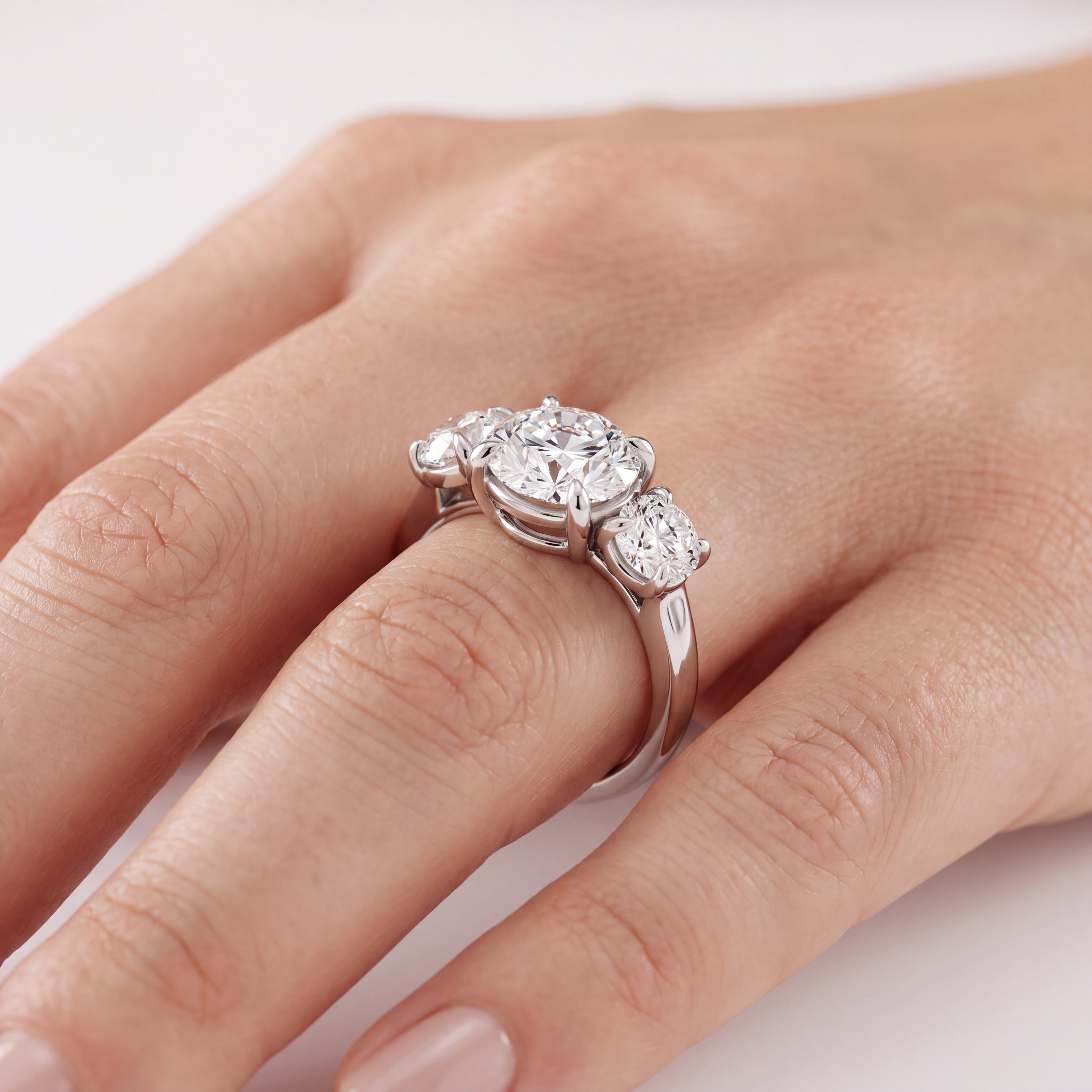 _lifestyle_image@SKU:R1240-LADR02000004W #metal_10k-white-gold+origin_lab-grown+quality_g-si