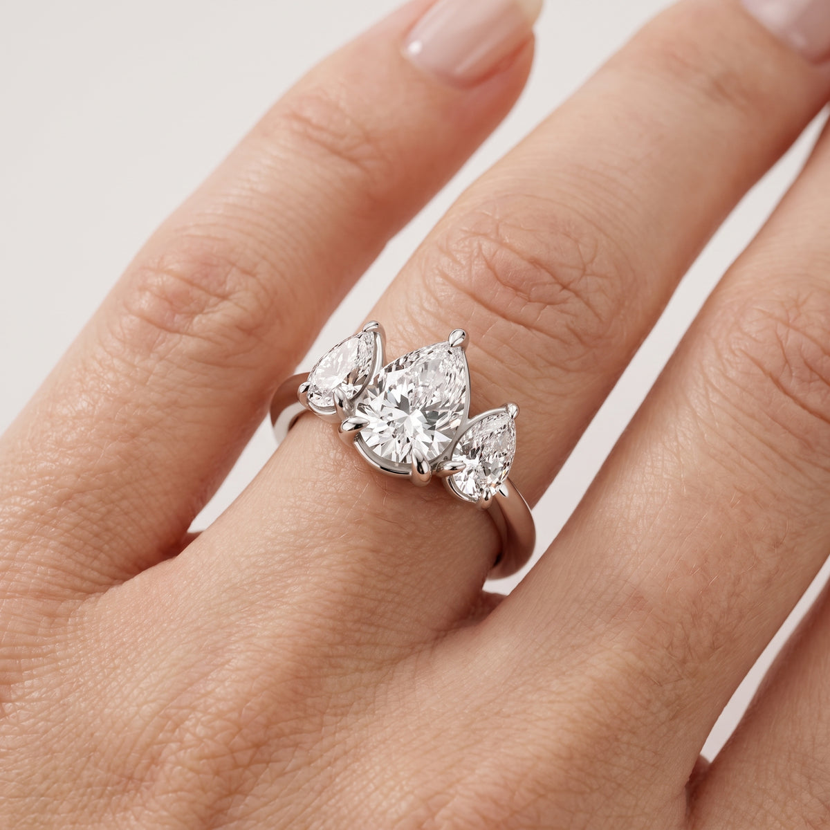 _lifestyle_image@SKU:R1240-NADD0100000PL #metal_platinum+origin_lab-grown+quality_ef-vs2+