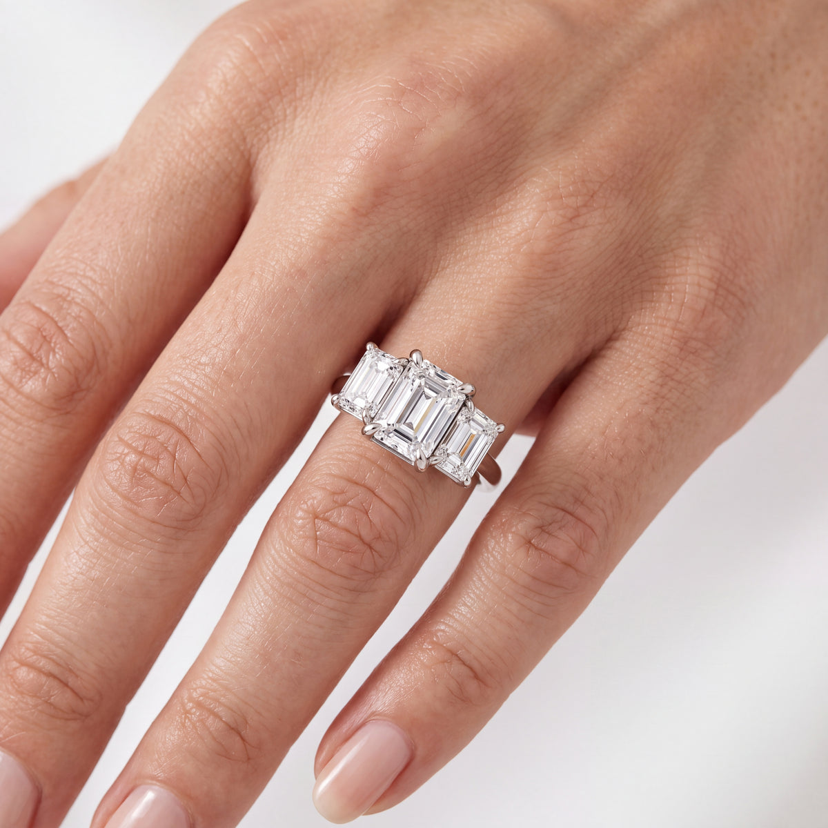 _lifestyle_image@SKU:R1240-NADE02000004W #metal_14k-white-gold+origin_lab-grown+quality_ef-vs2+