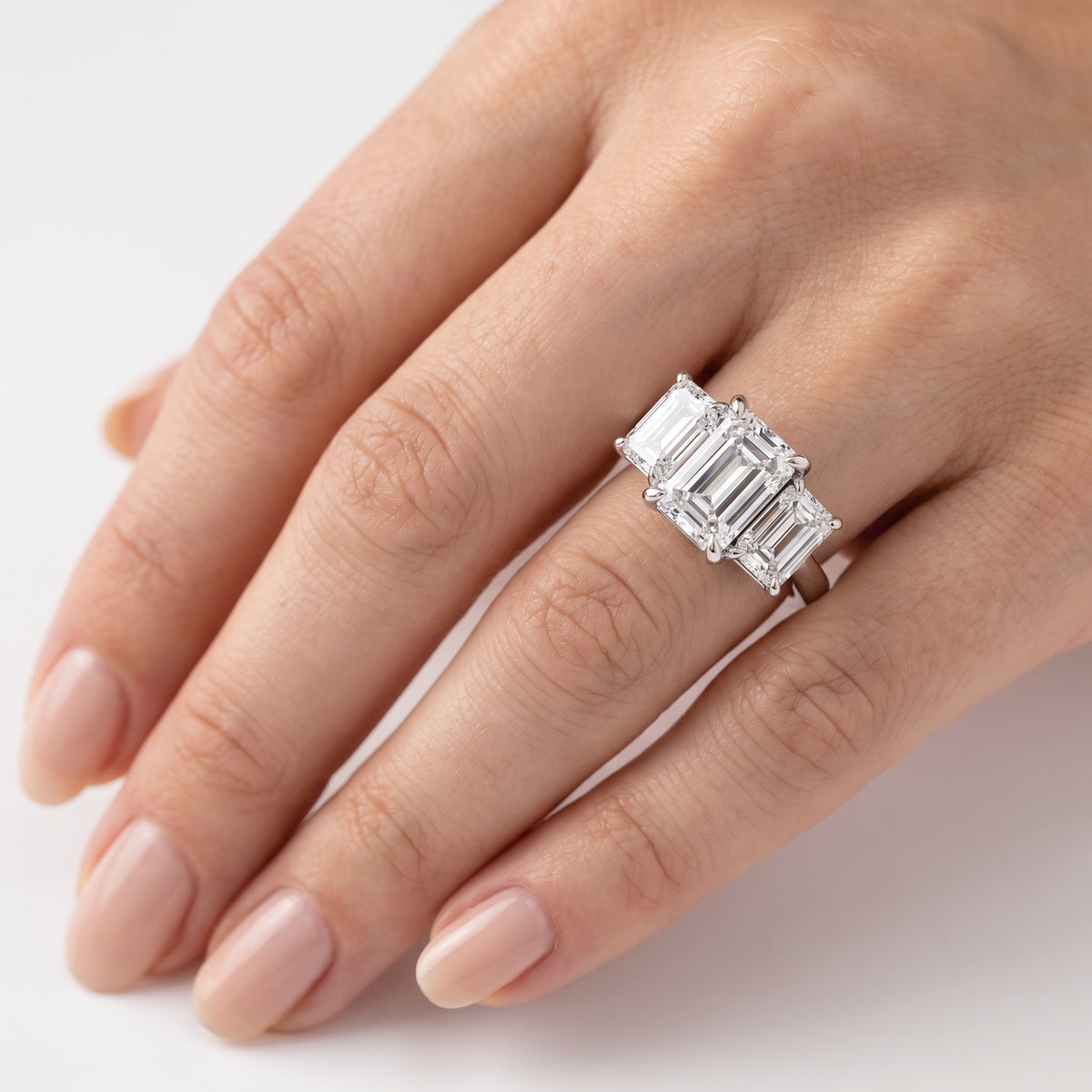 _lifestyle_image@SKU:R1240-NADE0200000PL #metal_platinum+origin_lab-grown+quality_ef-vs2+