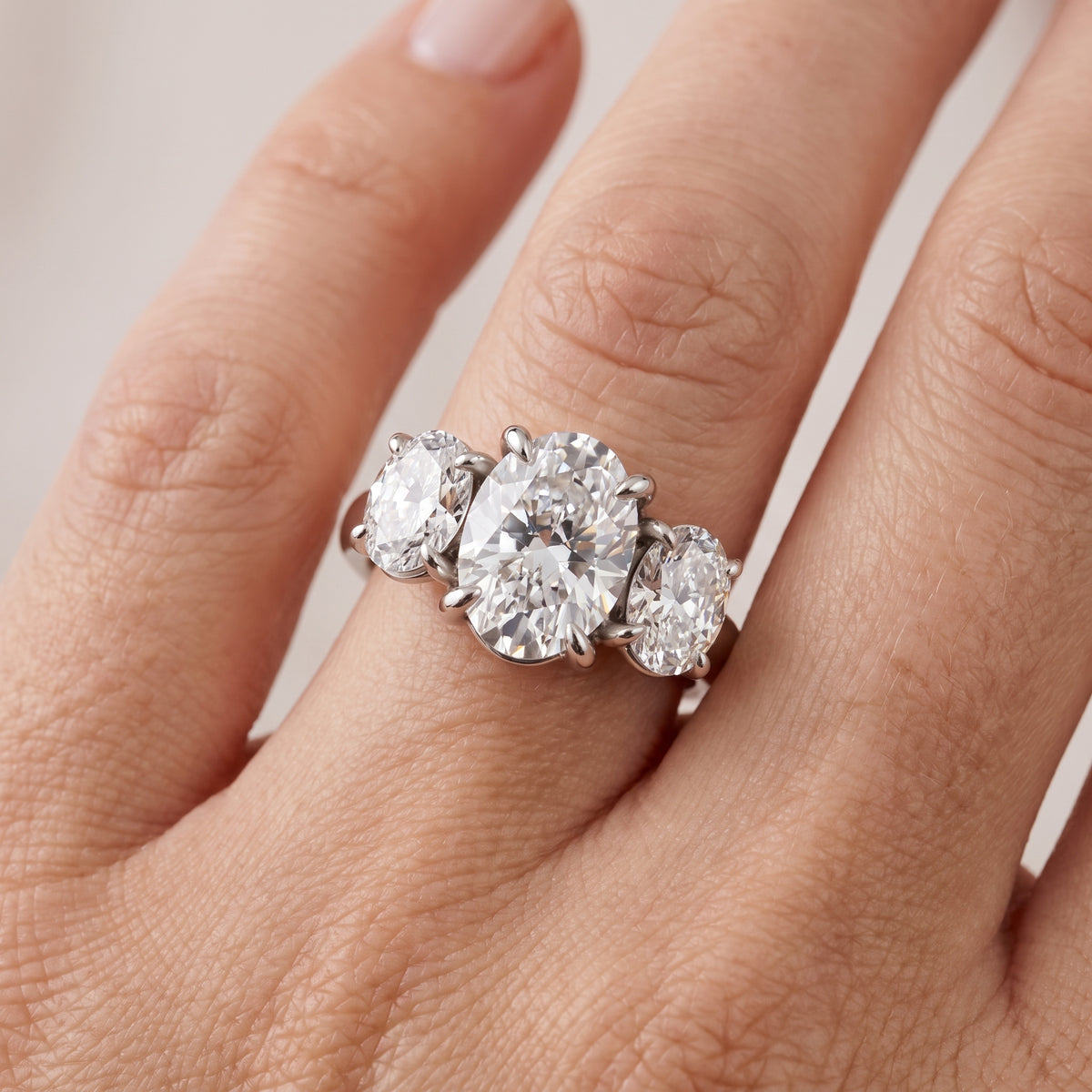 _lifestyle_image@SKU:R1240-NADO0200000PL #metal_platinum+origin_lab-grown+quality_ef-vs2+