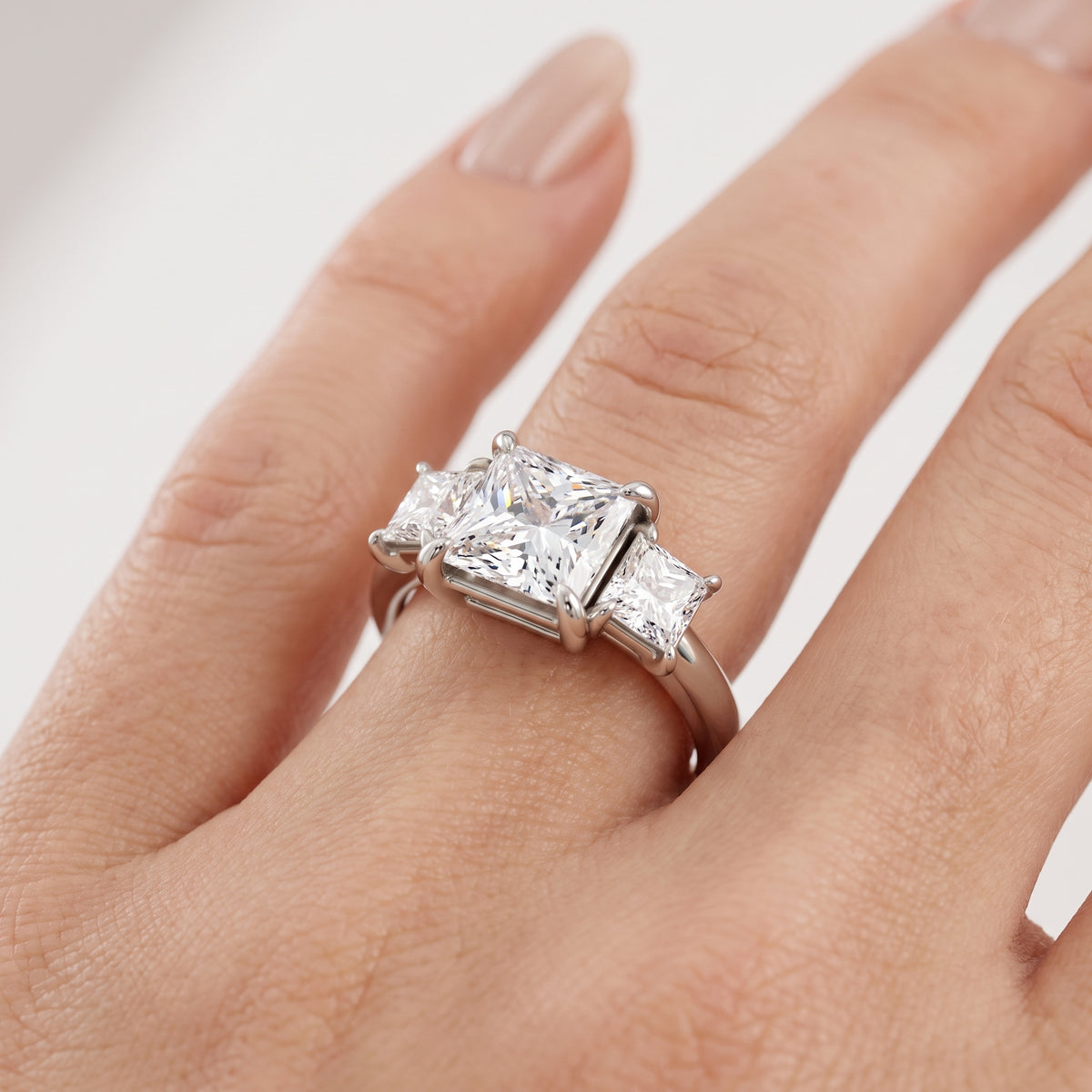 _lifestyle_image@SKU:R1240-NADP02000004W #metal_14k-white-gold+origin_lab-grown+quality_ef-vs2+