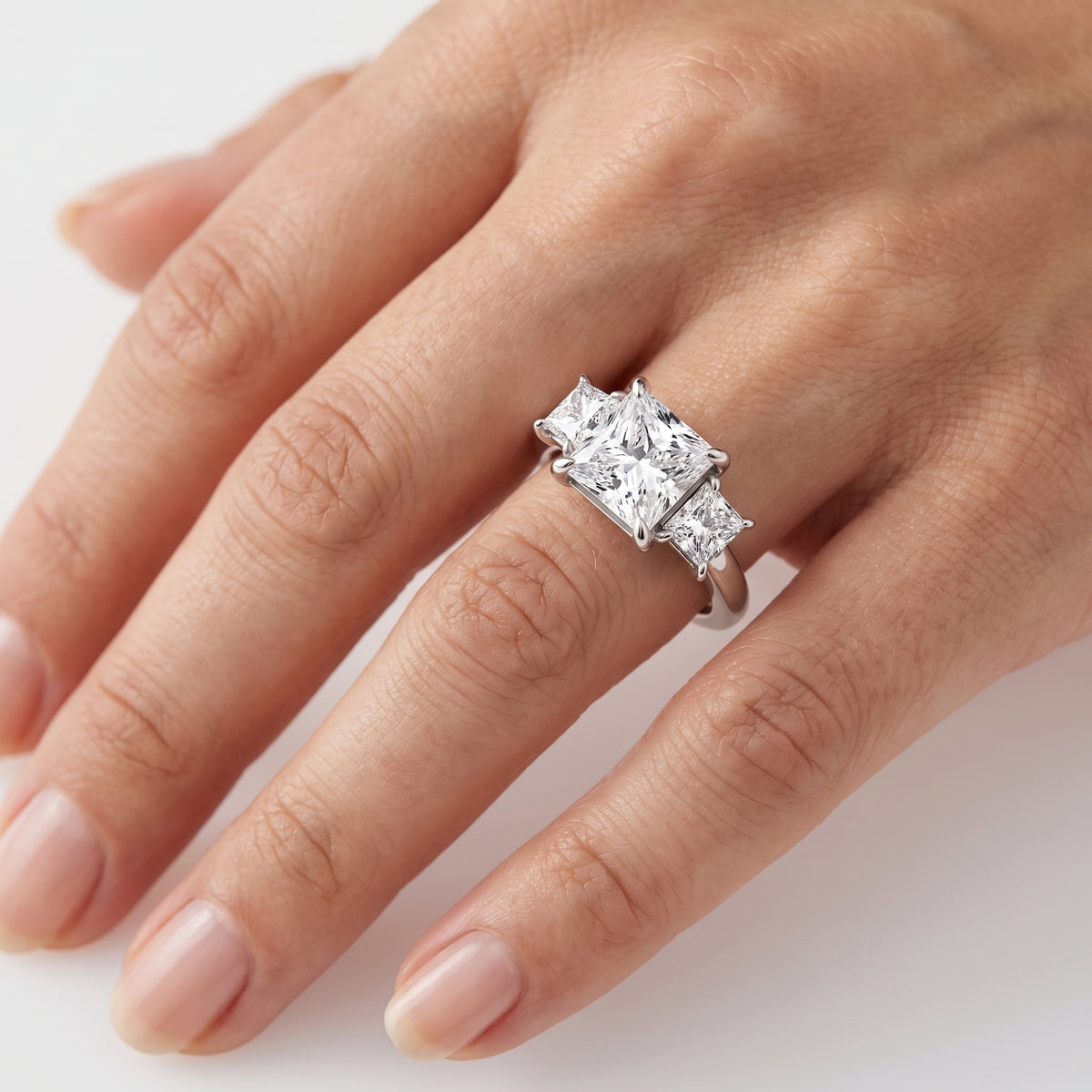 _lifestyle_image@SKU:R1240-NADP0200000PL #metal_platinum+origin_lab-grown+quality_ef-vs2+