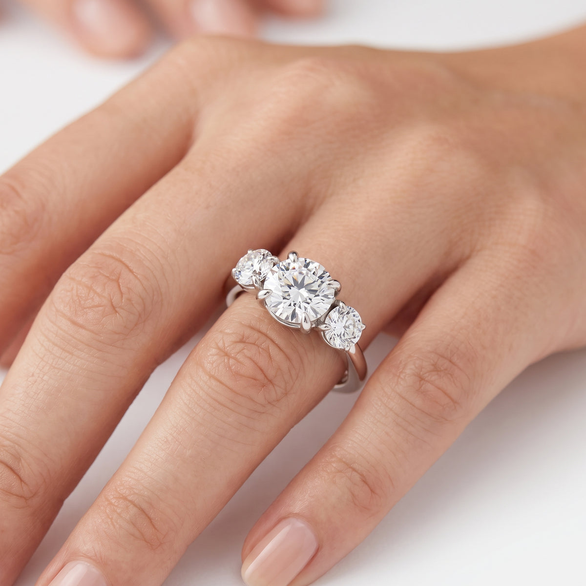 _lifestyle_image@SKU:R1240-NADR0100000PL #metal_platinum+origin_lab-grown+quality_ef-vs2+