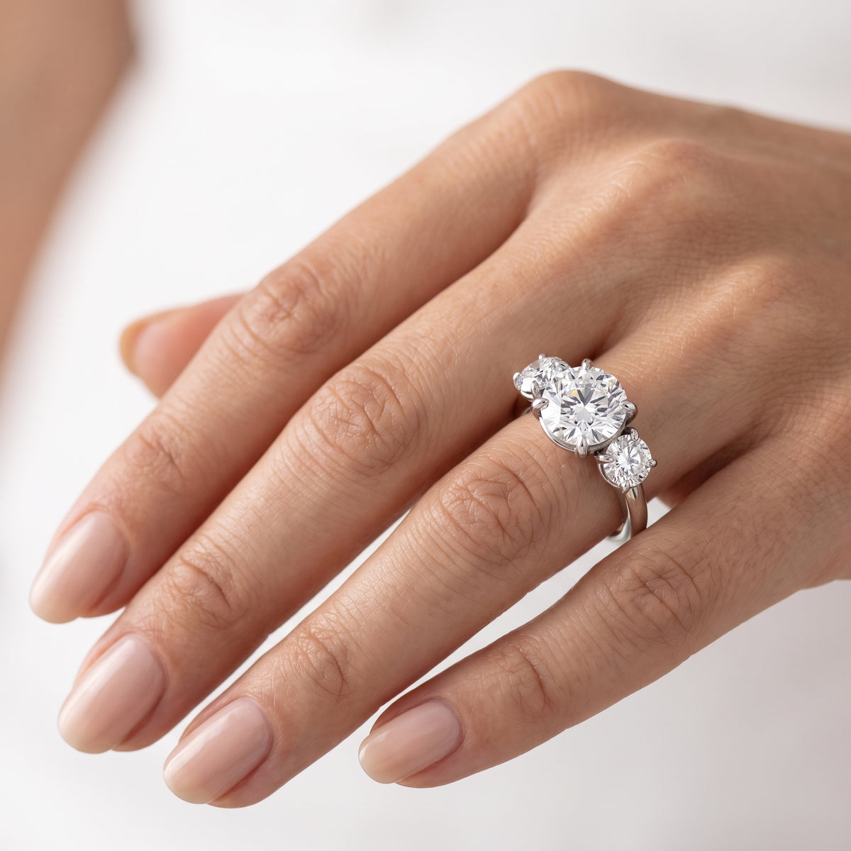 _lifestyle_image@SKU:R1240-NADR0200000PL #metal_platinum+origin_lab-grown+quality_ef-vs2+