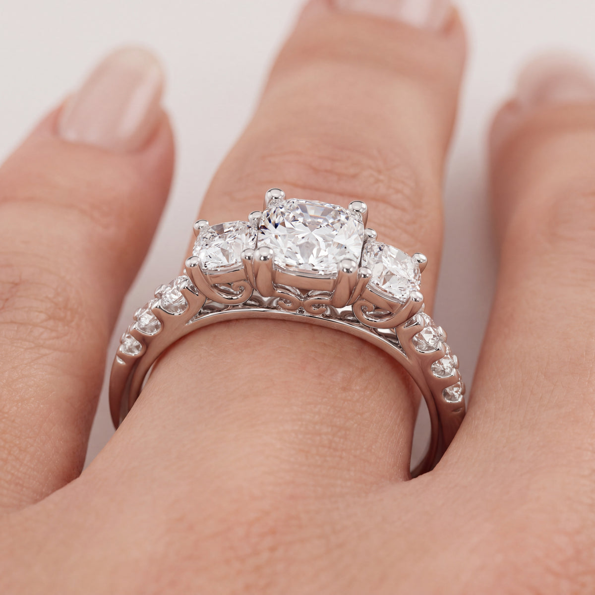 _lifestyle_image@SKU:R1284-LADC01000004W #metal_10k-white-gold+origin_lab-grown+quality_g-si