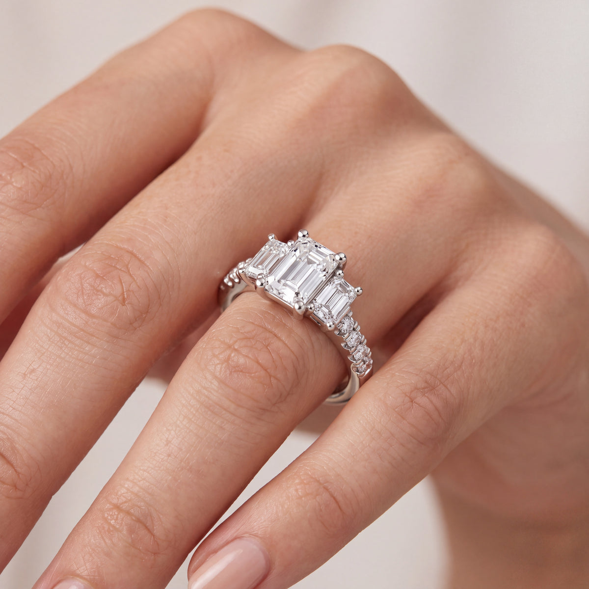 _lifestyle_image@SKU:R1284-LADE01000004W #metal_10k-white-gold+origin_lab-grown+quality_g-si