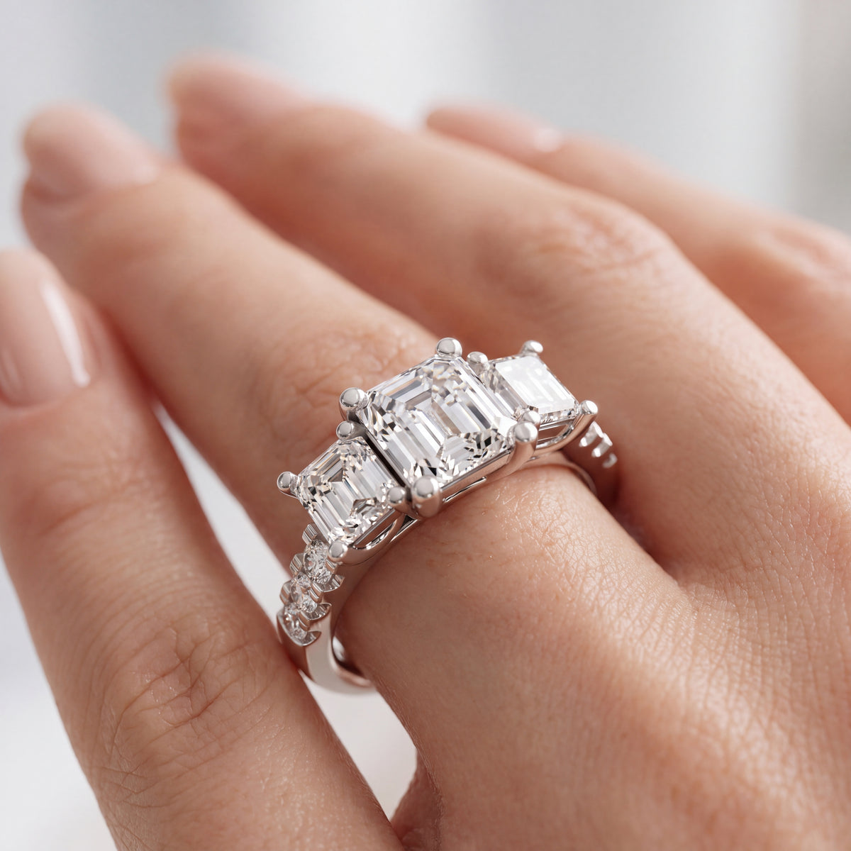 _lifestyle_image@SKU:R1284-NADA01000004W #metal_14k-white-gold+origin_lab-grown+quality_ef-vs2+