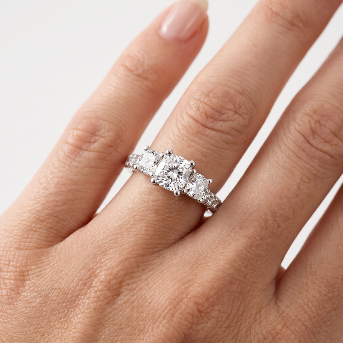 _lifestyle_image@SKU:R1284-NADC0100000PL #metal_platinum+origin_lab-grown+quality_ef-vs2+