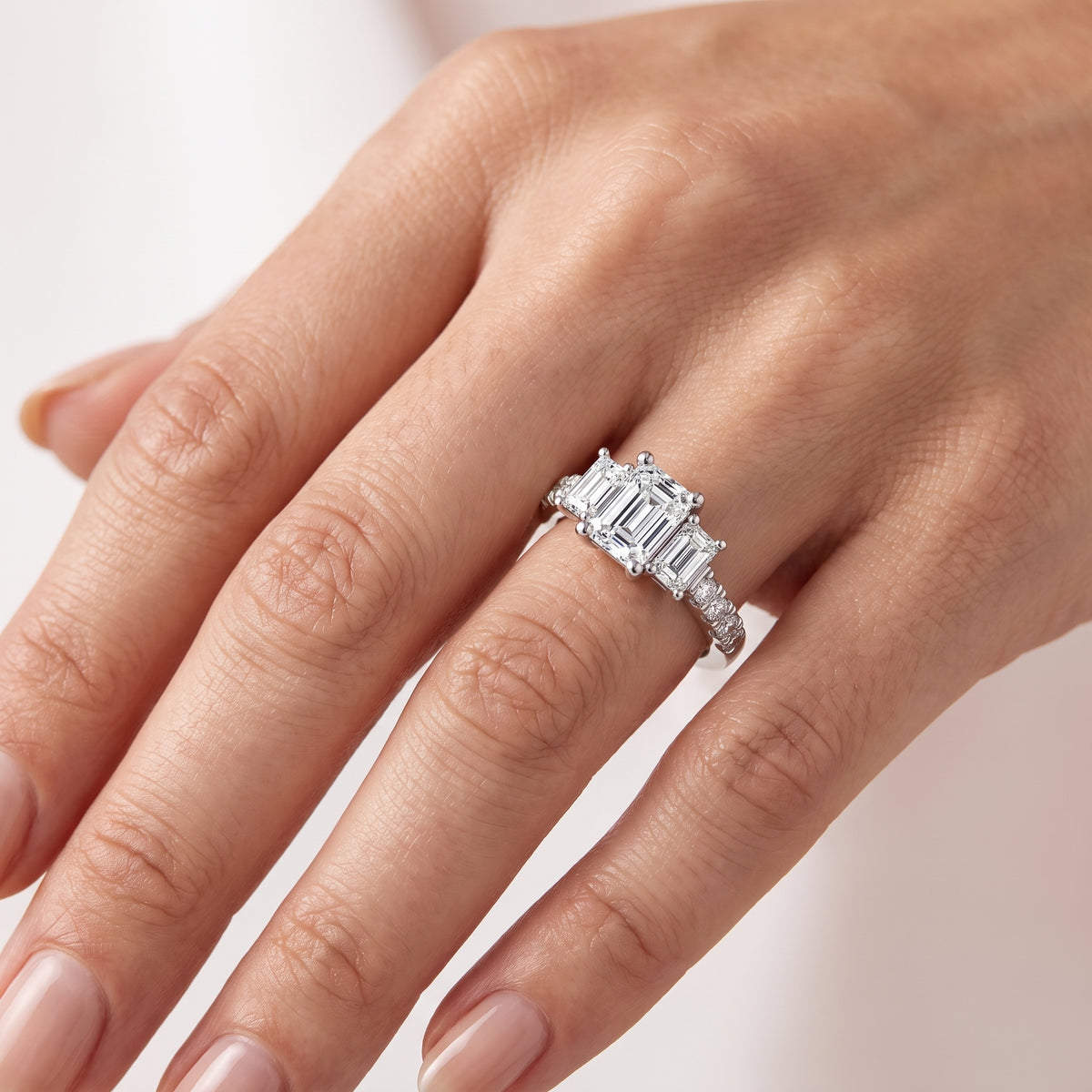 _lifestyle_image@SKU:R1284-NADE01000004W #metal_14k-white-gold+origin_lab-grown+quality_ef-vs2+