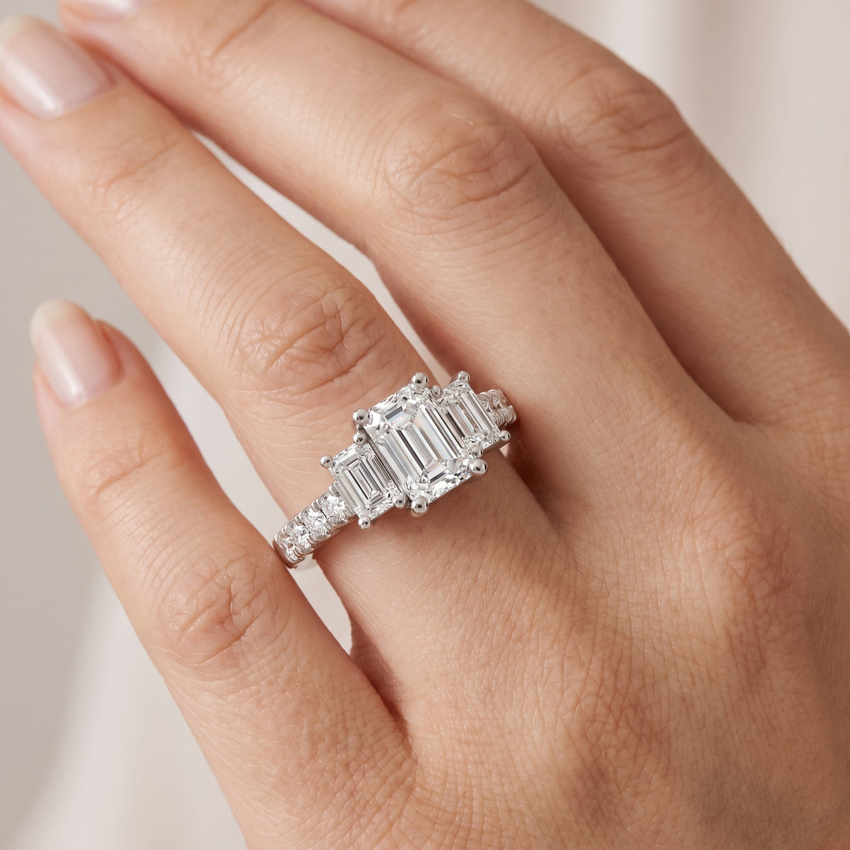 _lifestyle_image@SKU:R1284-NADE0100000PL #metal_platinum+origin_lab-grown+quality_ef-vs2+