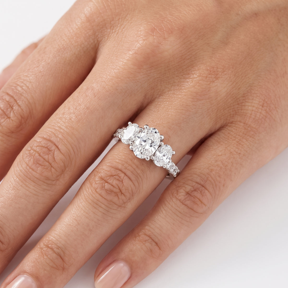 _lifestyle_image@SKU:R1284-NADO01000004W #metal_14k-white-gold+origin_lab-grown+quality_ef-vs2+